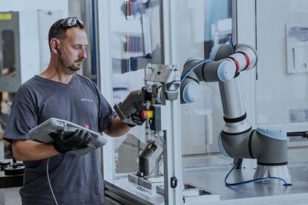 The role of cobots in boosting efficiency, flexibility, productivity ...